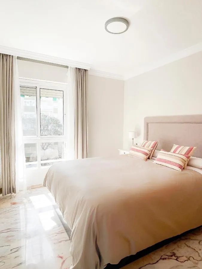 Holidays2Malaga Tomas De Echeverria 150 Mts To Beach & High Speed Wifi & Parking Apartment Malaga